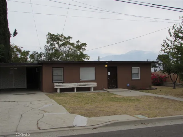 Long driveway with carport for plenty of parking