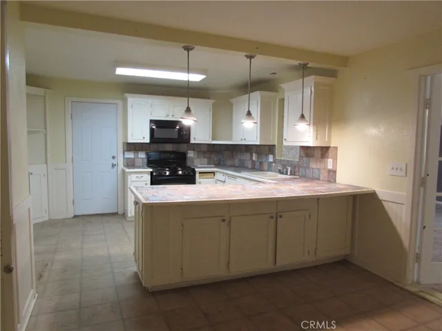 Breakfast counter has room for 3-4 chairs