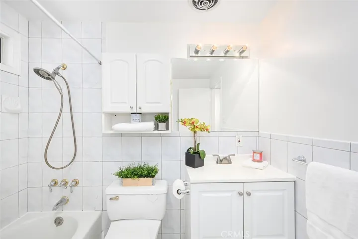 Full bath in the hallway.