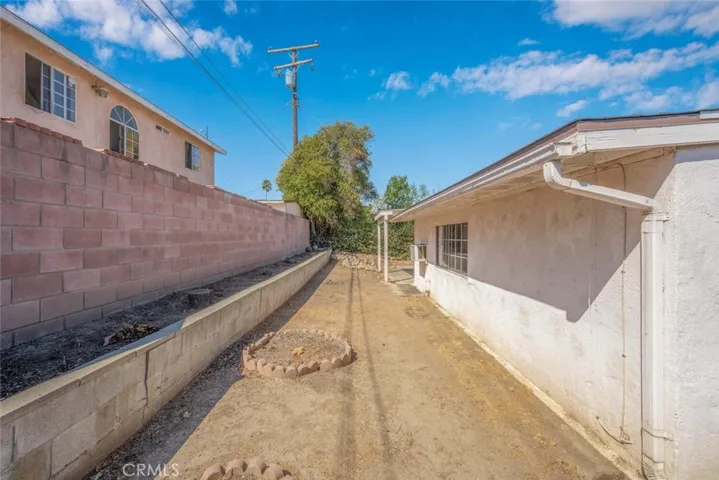 side yard with outdoor clothes line