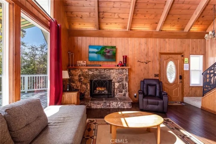 1208 Yosemite Drive, Lake Arrowhead, California 92352