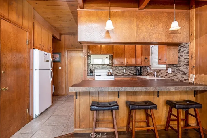 1208 Yosemite Drive, Lake Arrowhead, California 92352