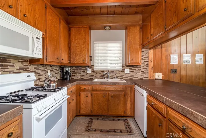 1208 Yosemite Drive, Lake Arrowhead, California 92352
