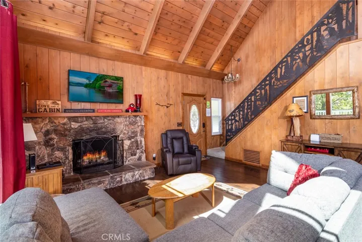 1208 Yosemite Drive, Lake Arrowhead, California 92352
