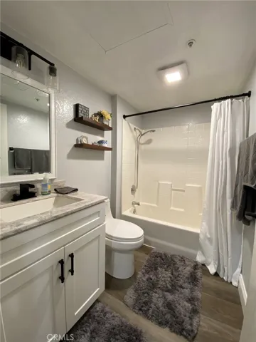  Hall bath