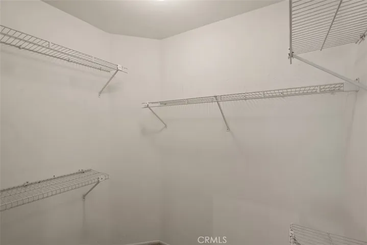WALK IN CLOSET
