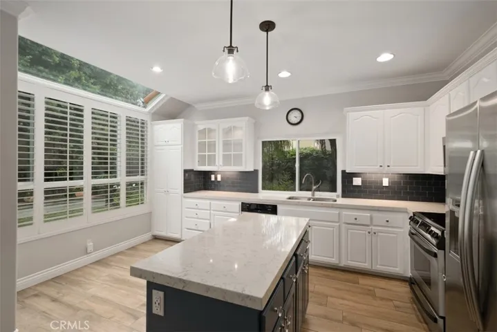 ISLAND, QUARTZ COUNTERS