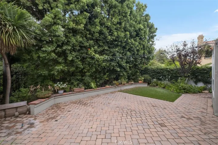 GORGOUS PRIVATE BACKYARD