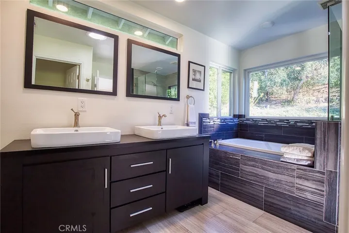 Master en-suite double sinks and bathtub