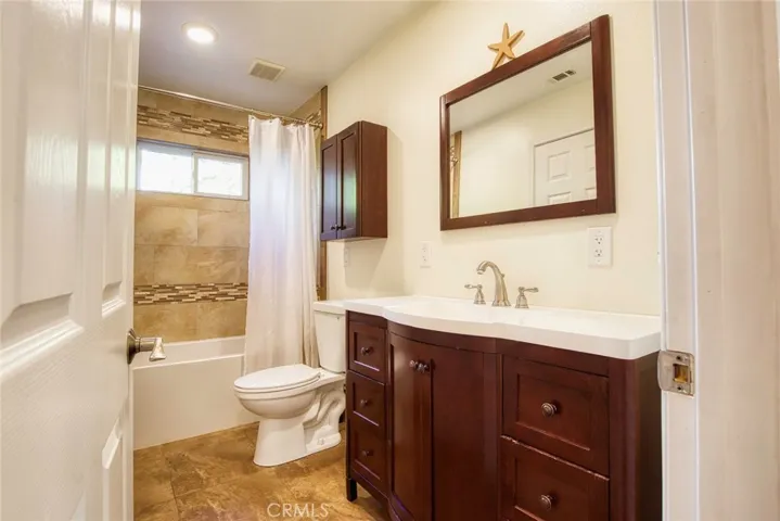 First bedroom en-suite bathroom