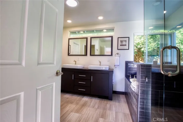 Master en-suite bathroom