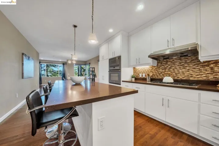 6352 Longcroft Dr, Oakland, California 94611