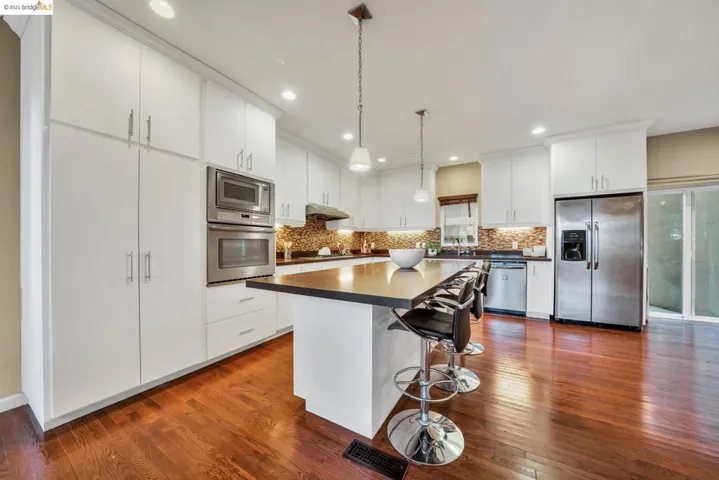6352 Longcroft Dr, Oakland, California 94611