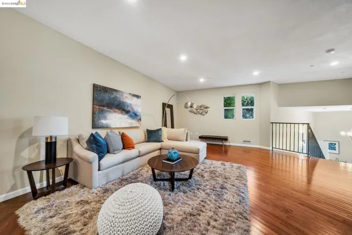 6352 Longcroft Dr, Oakland, California 94611