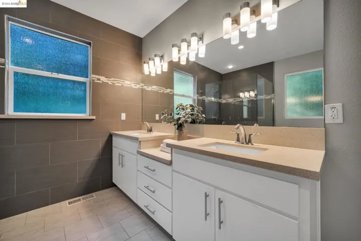 6352 Longcroft Dr, Oakland, California 94611