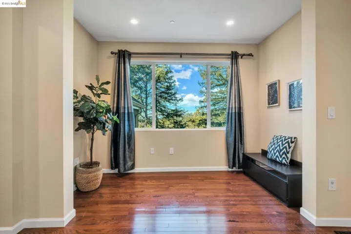 6352 Longcroft Dr, Oakland, California 94611