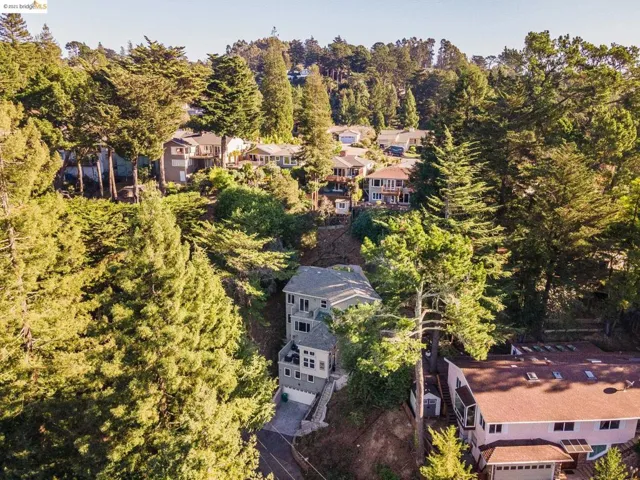 6352 Longcroft Dr, Oakland, California 94611