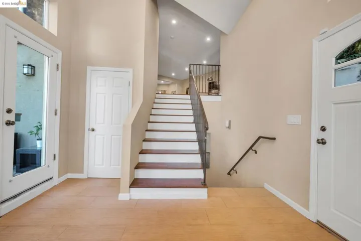6352 Longcroft Dr, Oakland, California 94611