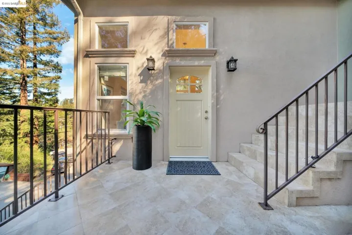 6352 Longcroft Dr, Oakland, California 94611
