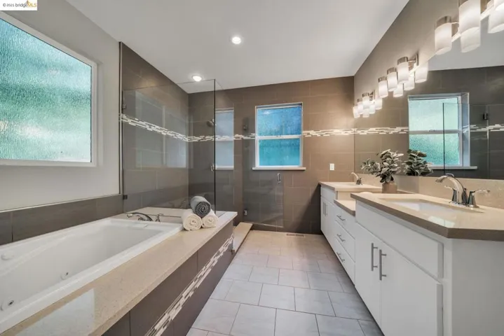 6352 Longcroft Dr, Oakland, California 94611
