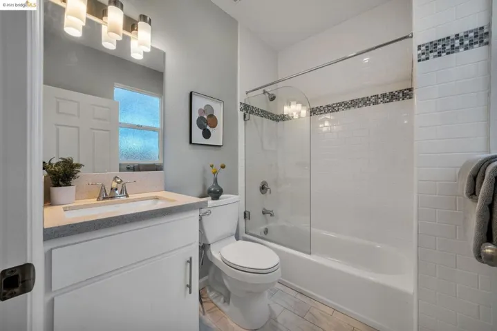 6352 Longcroft Dr, Oakland, California 94611