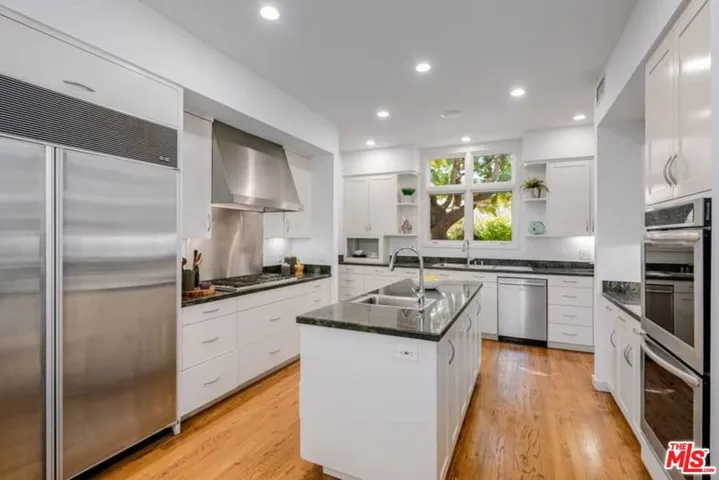 659 Via De La Paz, Pacific Palisades, California 90272