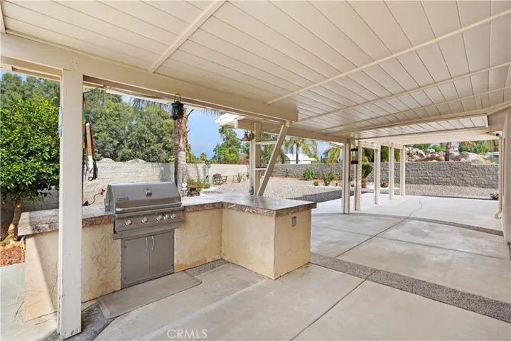 Huge covered patio (approx 850 sq. feet) with built-in BBQ.