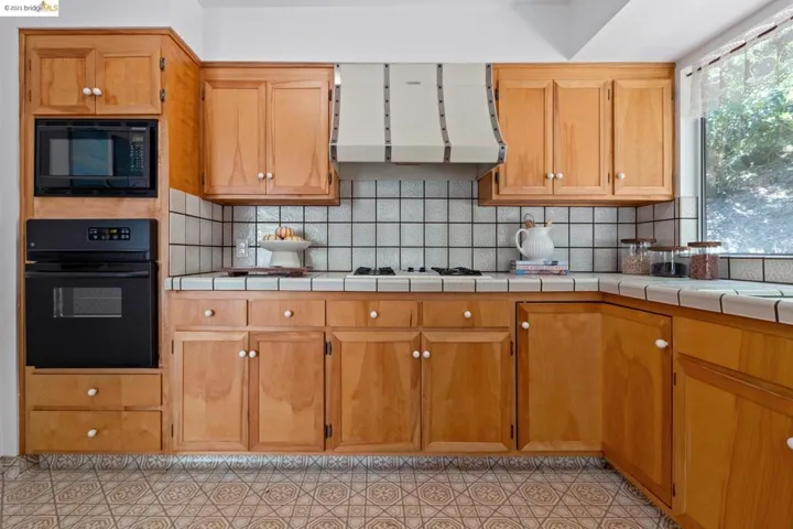 7163 Saroni Drive, Oakland, California 94611