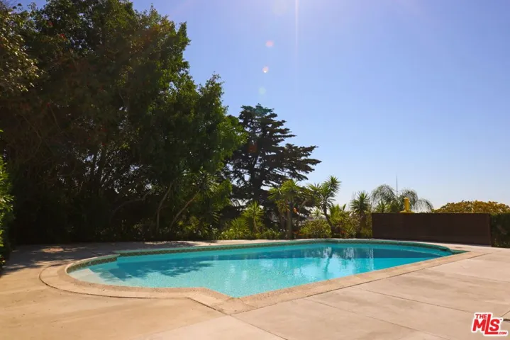 600 Luton Drive, Glendale, California 91206