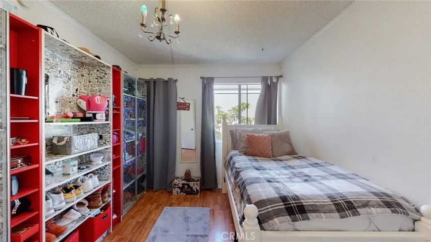 27061 Crossglade Avenue 3, Canyon Country, California 91351