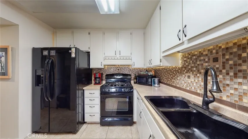27061 Crossglade Avenue 3, Canyon Country, California 91351