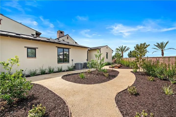 Large side yard!
