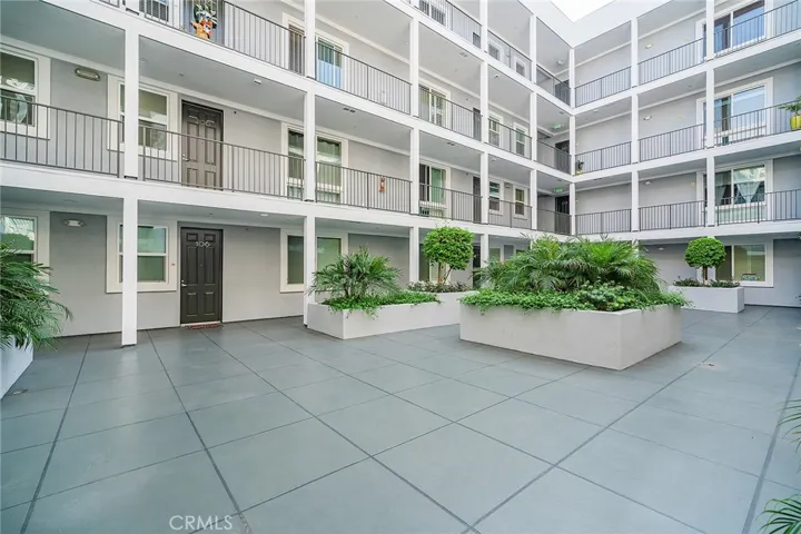 10878 Bloomfield Street 204, Toluca Lake, California 91602