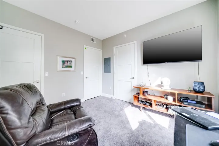 10878 Bloomfield Street 204, Toluca Lake, California 91602