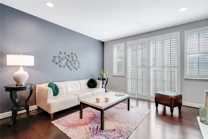 10878 Bloomfield Street 204, Toluca Lake, California 91602