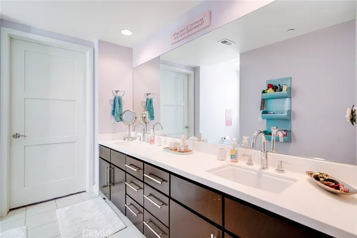 10878 Bloomfield Street 204, Toluca Lake, California 91602