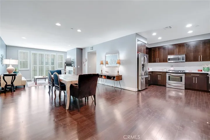 10878 Bloomfield Street 204, Toluca Lake, California 91602