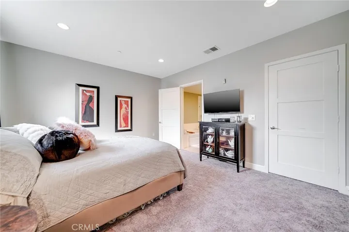 10878 Bloomfield Street 204, Toluca Lake, California 91602