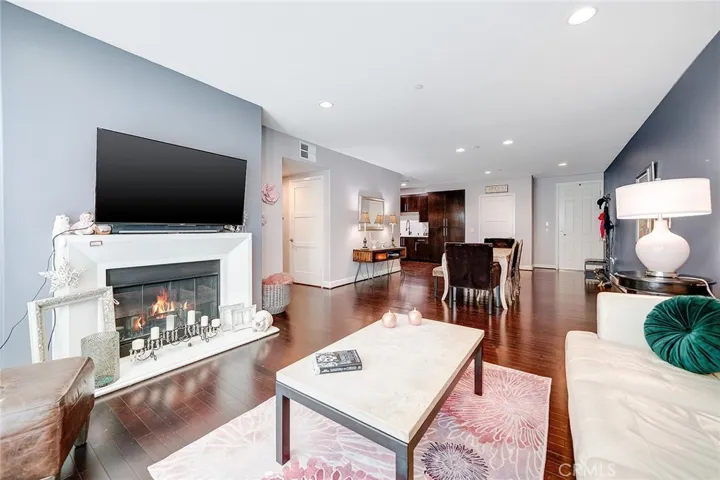 10878 Bloomfield Street 204, Toluca Lake, California 91602