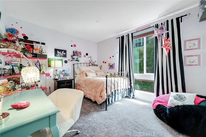 10878 Bloomfield Street 204, Toluca Lake, California 91602