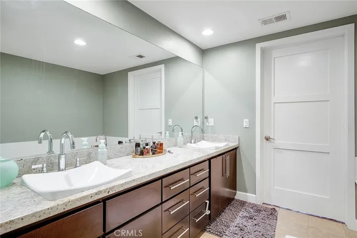 10878 Bloomfield Street 204, Toluca Lake, California 91602