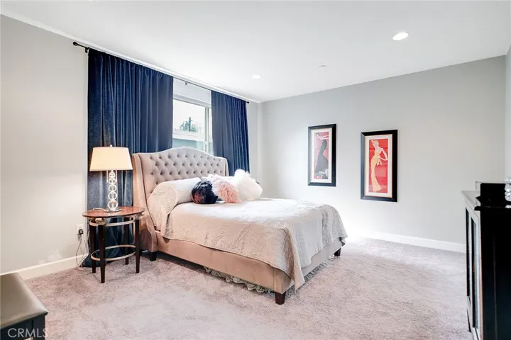 10878 Bloomfield Street 204, Toluca Lake, California 91602