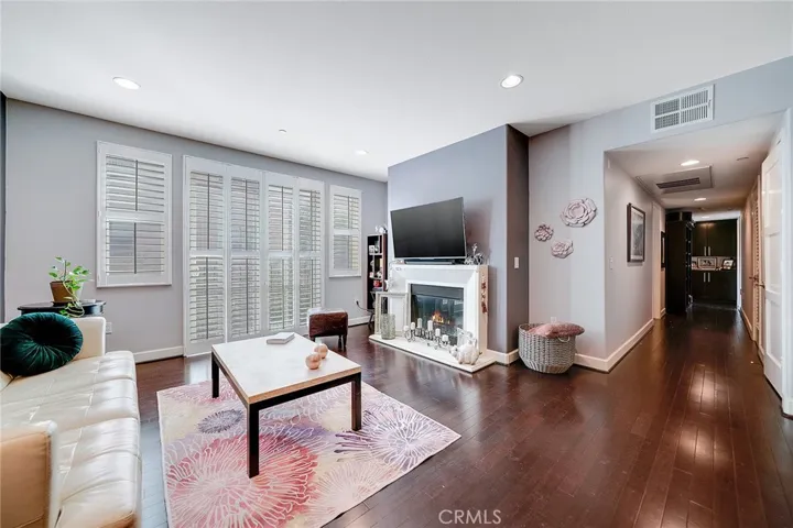 10878 Bloomfield Street 204, Toluca Lake, California 91602