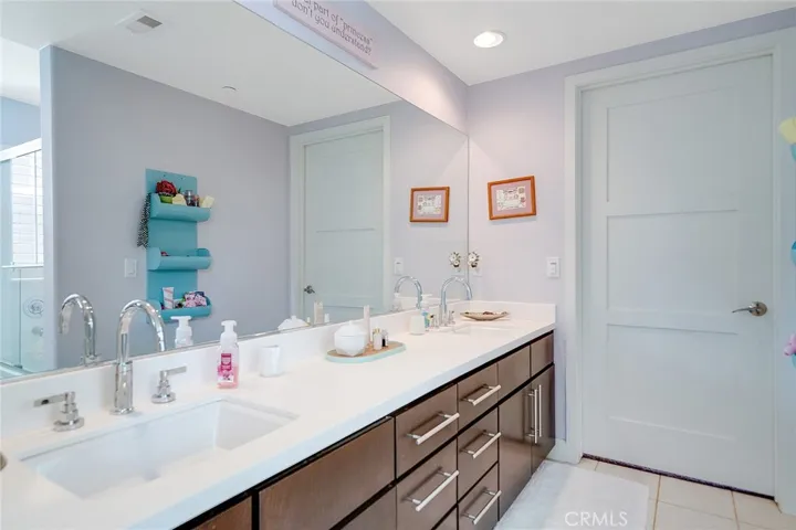 10878 Bloomfield Street 204, Toluca Lake, California 91602