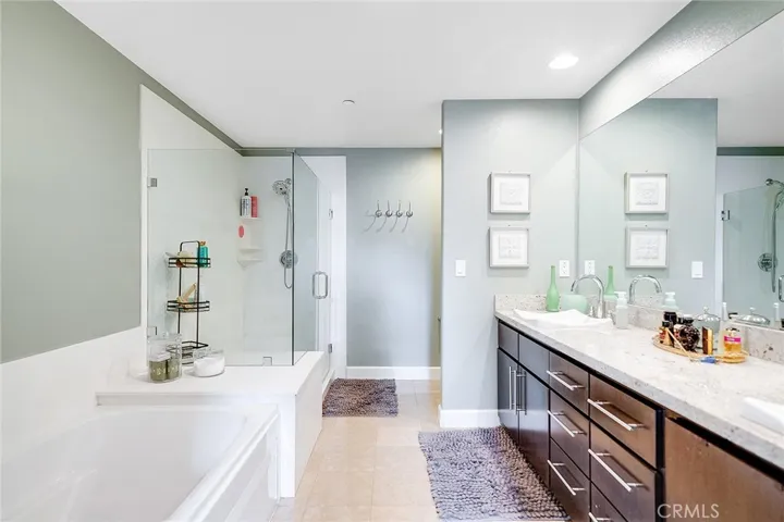10878 Bloomfield Street 204, Toluca Lake, California 91602