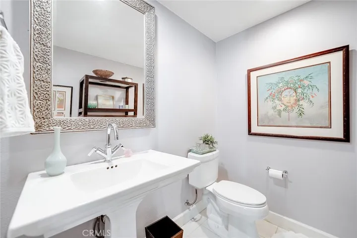 10878 Bloomfield Street 204, Toluca Lake, California 91602