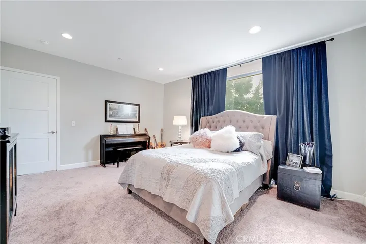 10878 Bloomfield Street 204, Toluca Lake, California 91602