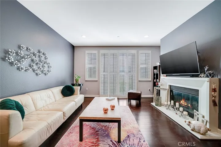 10878 Bloomfield Street 204, Toluca Lake, California 91602