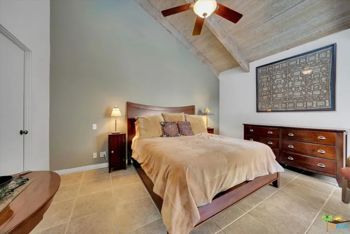 Guest bedroom.