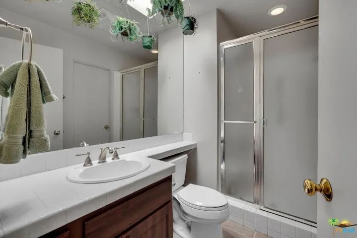 Secondary bathroom.